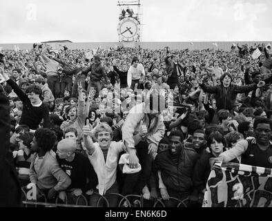 Arsenal v Aston Villa League a Highbury, 2 maggio 1981. Villa tifosi iniziano il loro celebrazioni in arsenale di clock del Fine dopo aver udito che Ipswich Town sono sull' orlo di un 2-1 sconfitta per Middlesbrough e che il titolo è in procinto di essere vinto dalla Villa. Fina Foto Stock