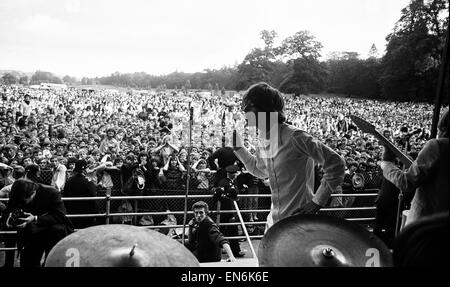 I Rolling Stones a Longleat, casa di Lord Bath. Mick Jagger sul palco. Il 2 agosto 1964. Foto Stock