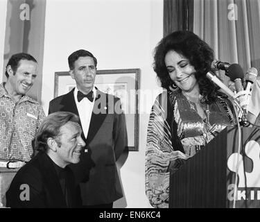 Richard Burton & Elizabeth Taylor in Gerusalemme, Israele il 30 agosto 1975. Il giovane, che hanno divorziato di 14 mesi fa, sono stati insieme 2 settimane & piano per risposarsi nuovamente. Foto Stock