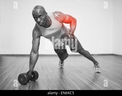 Evidenziate il braccio di un uomo forte sollevamento pesi Foto Stock