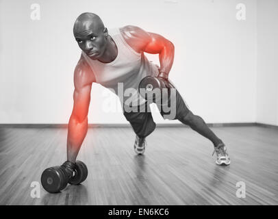 Evidenziate il braccio di un uomo forte sollevamento pesi Foto Stock