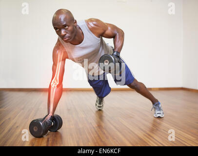 Evidenziate il braccio di un uomo forte sollevamento pesi Foto Stock