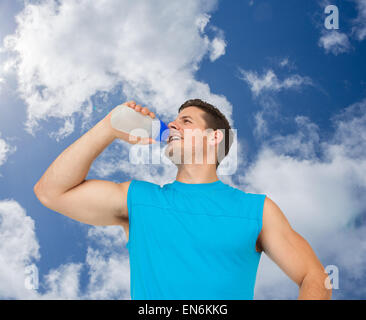 Immagine composita di sorridere giovane di acqua potabile Foto Stock