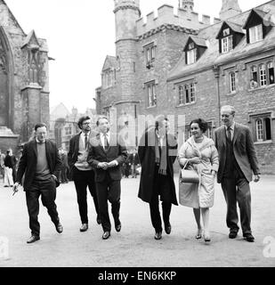 Richard Burton ed Elizabeth Taylor in visita a Merton College di Oxford, per discutere la produzione di 'Mr Faustas' in cui esse sono entrambe a stella per libero. Il Professor Coghill estrema destra che è di dirigere il film e su Burton destra sua understudy Bob Scott. 1 Foto Stock