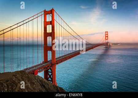 Vista al tramonto del Ponte Golden Gate e la nebbia dalla batteria Spencer, Golden Gate National Recreation Area, a San Francisco, Cal Foto Stock