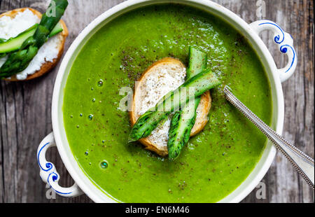 Zuppa di asparagi con toast con formaggio di capra Foto Stock