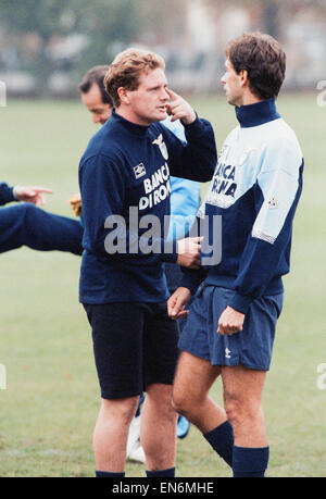 Lazio Il calciatore Paul Gascoigne parlando con i tuoi compagni di squadra durante un allenamento della squadra. Il 19 ottobre 1992. Foto Stock