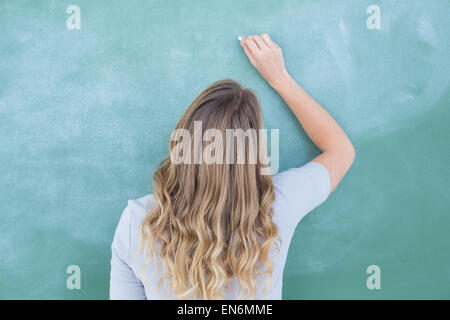 Insegnante scrivere sulla lavagna Foto Stock