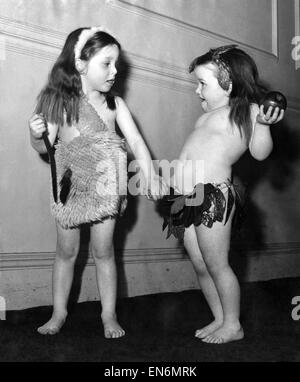 Le giovani ragazze in abiti fantasiosi. Aprile 1951. Foto Stock