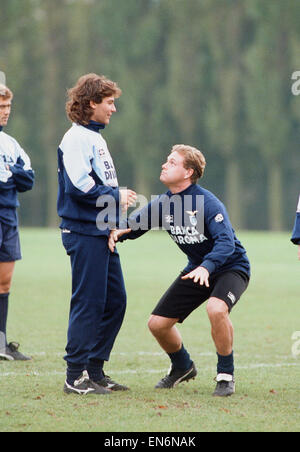 Lazio Il calciatore Paul Gascoigne Clowning Around con i tuoi compagni di squadra durante un allenamento della squadra. Il 19 ottobre 1992. Foto Stock