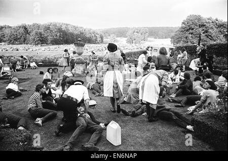 I Rolling Stones a Longleat, casa di Lord Bath. Esaurito le ventole sono hanno partecipato nella motivazione della dimora signorile. Il 2 agosto 1964. Foto Stock