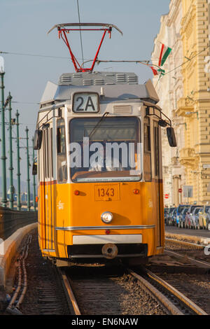 Il Tram che viaggiano lungo la sponda del Danubio a Pest, Budapest, Ungheria Foto Stock