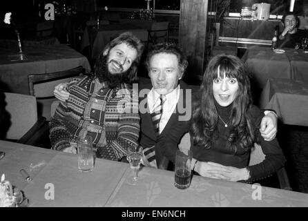 Elizabeth Taylors festa di compleanno in Ungheria. Ringo e Maureen Starr con Richard Burtons fratello Graham. Marzo 1972 Foto Stock