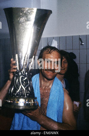 Ipswich Town capitano Mick Mills detiene aloft UEFA Cup Trofeo dopo il suo lato sconfitto AZ Alkmaar in Amsterdam a vincere la finale su due gambe. Il 20 maggio 1981. Foto Stock