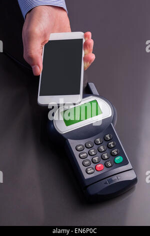 L'uomo utilizza lo smartphone per esprimere pay Foto Stock
