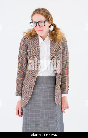 Geeky hipster donna nervoso cercando Foto Stock