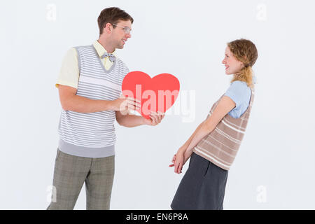 Geeky hipster dando carta di cuore alla sua ragazza Foto Stock