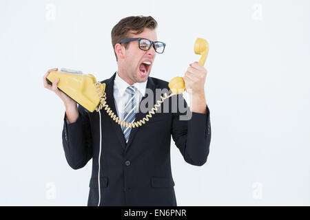 Geeky imprenditore urlando al telefono Foto Stock