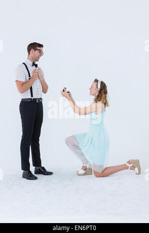 Hipster donna facendo una proposta di matrimonio al suo fidanzato Foto Stock