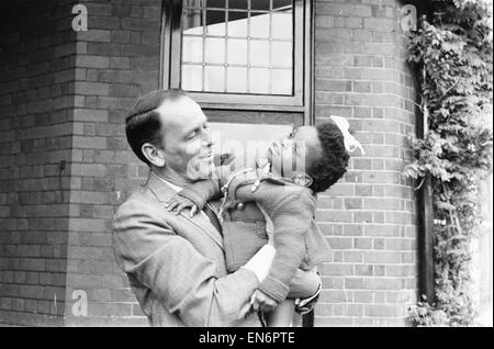 Frank Sinatra visto qui durante una visita al Royal National College per ciechi a Norwood. 15 Giugno 1962 Foto Stock