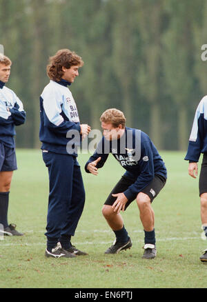 Lazio Il calciatore Paul Gascoigne Clowning Around con i tuoi compagni di squadra durante un allenamento della squadra. Il 19 ottobre 1992. Foto Stock