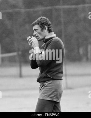 Attaccante italiano Luigi Riva che gioca per il sardo lato club Cagliari, nella foto durante una sessione di formazione a Selsdon Park Hotel in Surrey, davanti al suo compagno di squadra la partita contro il Crystal Palace nel torneo anglo-italiana. Il 25 maggio 1971. Foto Stock