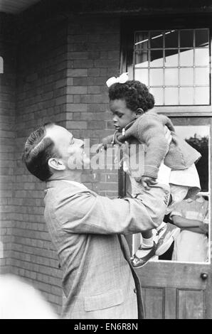 Frank Sinatra visto qui durante una visita al Royal National College per ciechi a Norwood. 15 Giugno 1962 Foto Stock