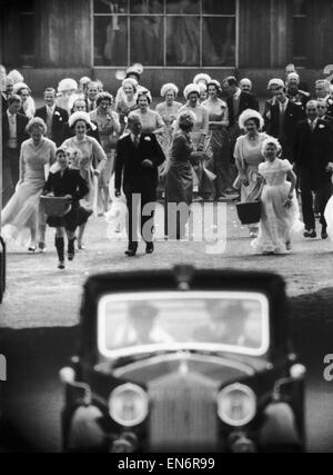 La principessa Margaret matrimonio il 6 maggio 1960. La famiglia reale e gruppo nuziale Wave addio come la coppia di sposi lasciare Buckingham Palace a bordo del Royal Yacht Britannia al molo di torre per la loro luna di miele Foto Stock