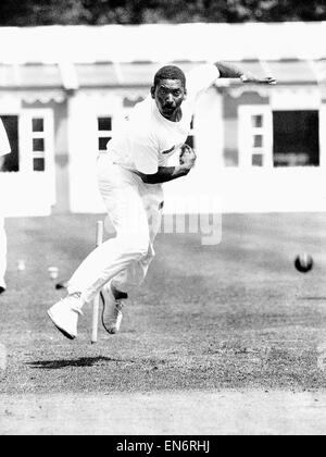 Philip DeFreitas Cricketer per Inghilterra e Leicestershire CCC bowler veloce in azione. Foto Stock