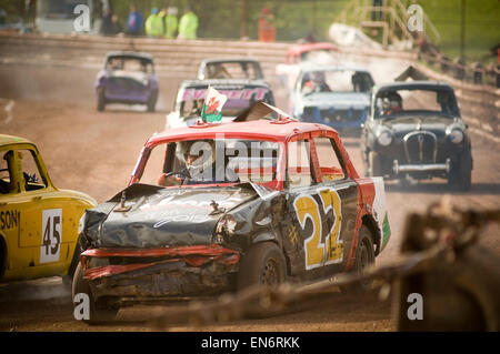 Gara banger racing gare vecchia auto automobili rottami junk stock auto automobili gare crash di schiantarsi dent ammaccato magazzino pieno contatto motor sport Foto Stock