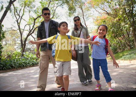 Ritratto di famiglia facendo una passeggiata Foto Stock