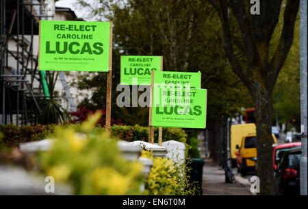 Brighton, Regno Unito. Il 29 aprile, 2015. Un forte sostegno per Caroline Lucas del Partito Verde in Beaconsfield Road area di Brighton dove ella è in piedi per la rielezione come MP nel Padiglione di Brighton circoscrizione. Credito: Simon Dack/Alamy Live News Foto Stock