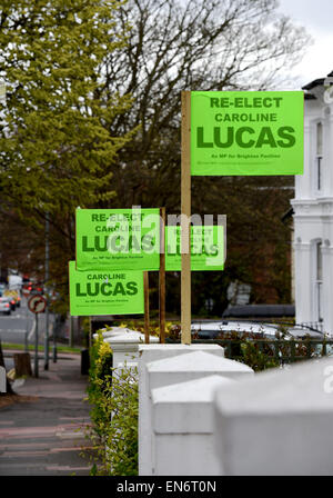 Brighton, Regno Unito. Il 29 aprile, 2015. Un forte sostegno per Caroline Lucas del Partito Verde in Beaconsfield Road area di Brighton dove ella è in piedi per la rielezione come MP nel Padiglione di Brighton circoscrizione. Credito: Simon Dack/Alamy Live News Foto Stock