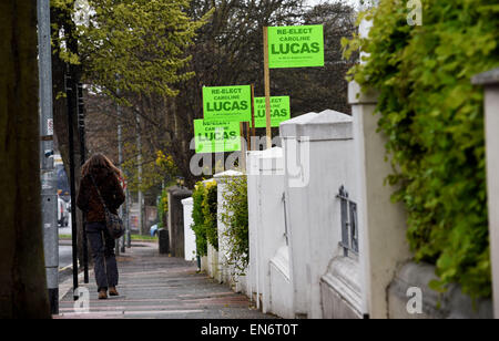 Brighton, Regno Unito. Il 29 aprile, 2015. Un forte sostegno per Caroline Lucas del Partito Verde in Beaconsfield Road area di Brighton dove ella è in piedi per la rielezione come MP nel Padiglione di Brighton circoscrizione. Credito: Simon Dack/Alamy Live News Foto Stock