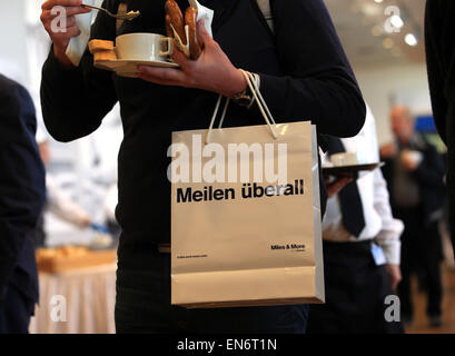 Amburgo, Germania. 29 apr, 2015. Un azionista di Lufthansa AG mangia una tazza di zuppa durante l'assemblea degli azionisti della società ad Amburgo, Germania, 29 aprile 2015. Foto: CHRISTIAN CHARISIUS/dpa/Alamy Live News Foto Stock