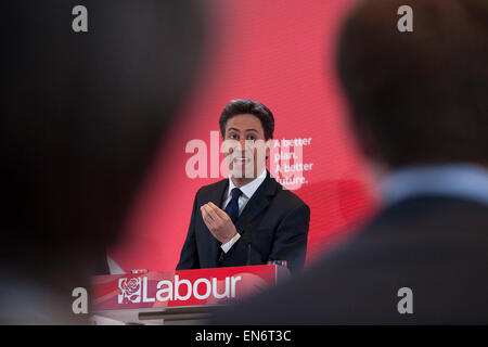 Londra, Regno Unito. Mercoledì 29 Aprile 2015. Leader del partito laburista Ed Miliband parla di un elezione generale 2015 campagna evento su il Tory minaccia alla famiglia delle finanze, intitolato: i Tories' piano segreto. Tenuto presso il Royal Institute of British Architects. Credito: Michael Kemp/Alamy Live News Foto Stock