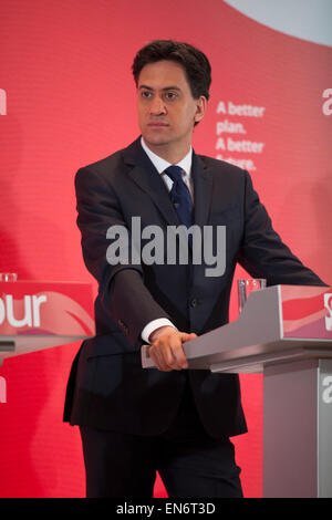 Londra, Regno Unito. Mercoledì 29 Aprile 2015. Leader del partito laburista Ed Miliband parla di un elezione generale 2015 campagna evento su il Tory minaccia alla famiglia delle finanze, intitolato: i Tories' piano segreto. Tenuto presso il Royal Institute of British Architects. Credito: Michael Kemp/Alamy Live News Foto Stock