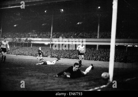 European Cup Winners Cup Semi finale prima gamba corrispondono a Upton Park. West Ham United 1 v Borussia Dortmund 3. (2-5 sull'aggregato). Brian Cari giace piatto come il suo tiro batte Dortmund Portiere Hans Tilkowski, ma colpisce il post. Il 6 aprile 1966. Foto Stock