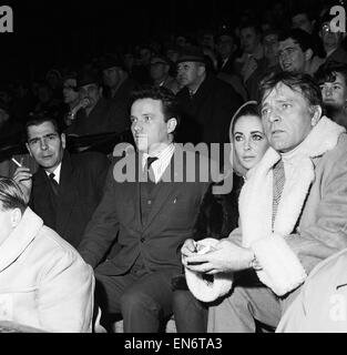 Richard Burton ed Elizabeth Taylor a guardare una partita di rugby. Il 15 gennaio 1965. Foto Stock