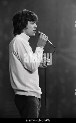 Rolling Stones cantante Mick Jagger esibirsi sul palco del New Musical Express Poll per il concerto dei vincitori presso Empire Pool Wembley. 11 aprile 1965. Foto Stock