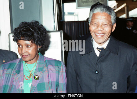 Nelson Mandela leader del Congresso Nazionale Africano (ANC) e moglie Winne visto qui al loro arrivo nel Regno Unito il 15 aprile 1990 Foto Stock