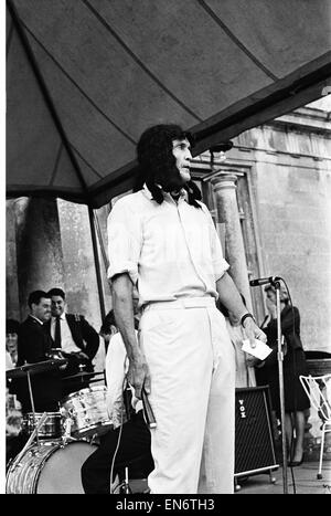 I Rolling Stones a Longleat, casa di Lord Bath. Il marchese di Bath indossando una parrucca sul palco. Il 2 agosto 1964. Foto Stock