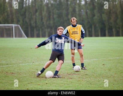 Lazio Il calciatore Paul Gascoigne tpracticing la sua sfera di competenze durante un allenamento della squadra. Il 19 ottobre 1992. Foto Stock