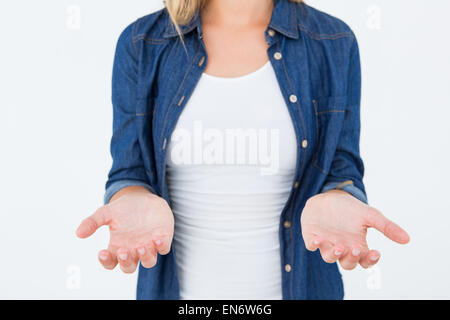 Donna presentando le sue mani Foto Stock