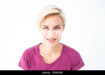 Bella bionda donna sorridente in telecamera Foto Stock