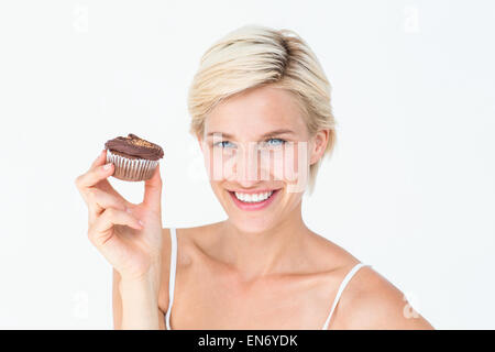 Bella bionda holding muffin al cioccolato Foto Stock