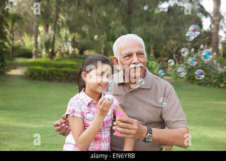 Ragazzo con tavoletta digitale ridere Foto Stock