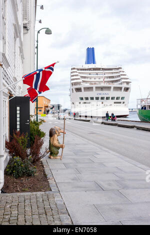 Un troll al di fuori di un negozio di souvenir su Stavanger waterfront. Foto Stock