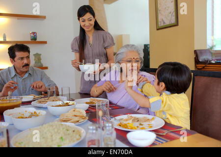 Ragazzo alimentazione di sua nonna Foto Stock