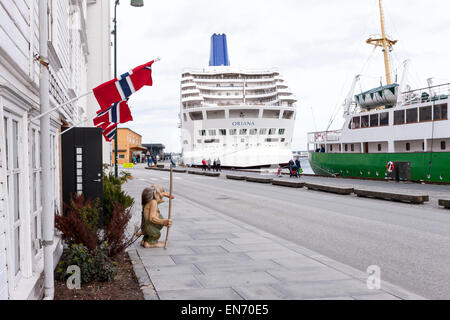 Un troll al di fuori di un negozio di souvenir su Stavanger waterfront. Foto Stock